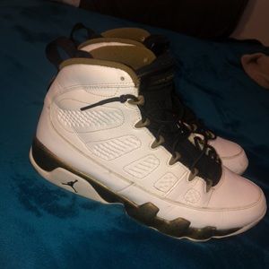 Jordan 9 Retro “statues”